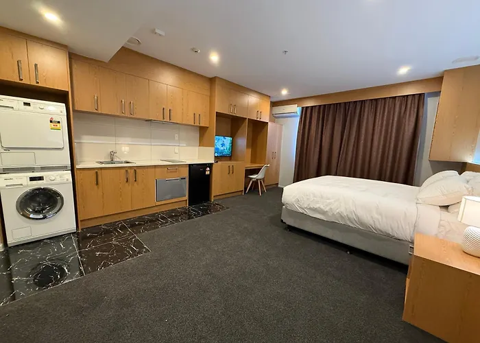 Deluxe Queen Suite