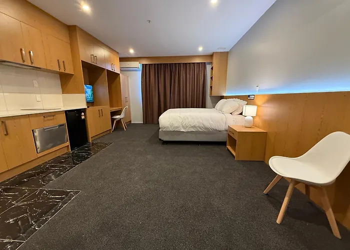 Deluxe Queen Suite